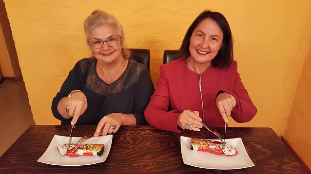 Bild: Anja Eisner und Susanne Hinsching denken schon an Weihnachten