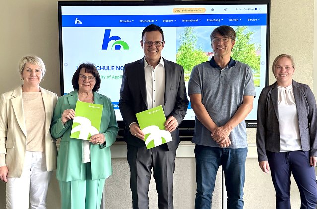 Bild:  (v.l.n.r.): Nancy Facius, Andrea Funk, Prof. Dr. J&ouml;rg Wagner, Prof. Dr. med. Andreas Seidel und Manuela Kolata bei der Vertragsunterzeichnung.