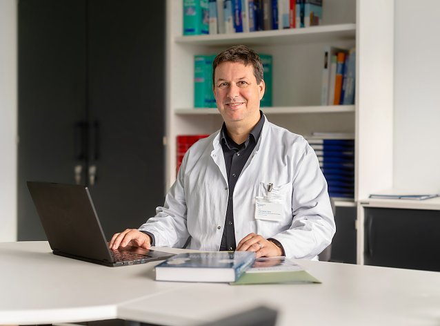 Bild:  Prof. Christian Geis, Direktor der Klinik f&uuml;r Neurologie am UKJ 