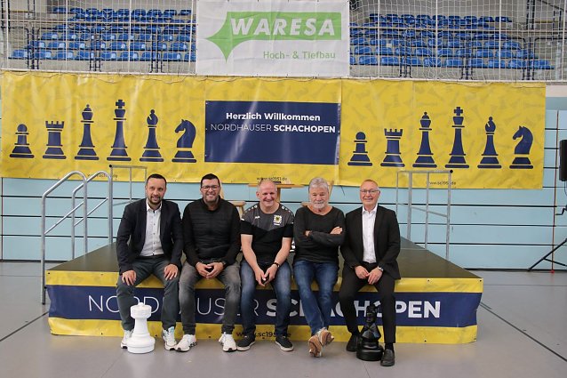 Bild: Gro&szlig;es Turnier, viele Unterst&uuml;tzer, v.l.: Kreistagsmitglied Ren&eacute; Fullman, KSB-Chef Patrick B&ouml;rsch, Torsten Schrader vom Nordh&auml;user Schachclub, KSB Pr&auml;sident Gert Str&ouml;mer und der Beigeordnete des Kreises, Dirk Schimm