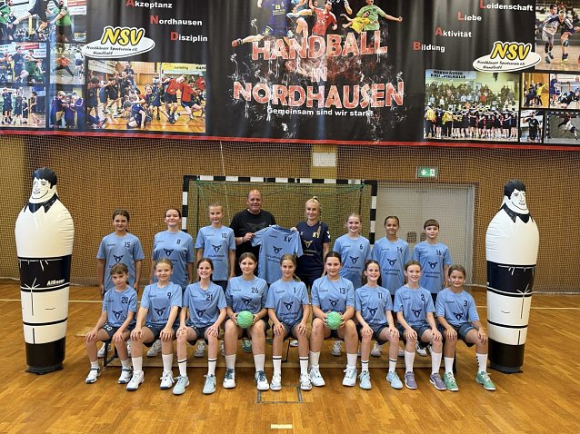 Bild: Neue Outfits gab es f&uuml;r die Handballerinnen des NSV
