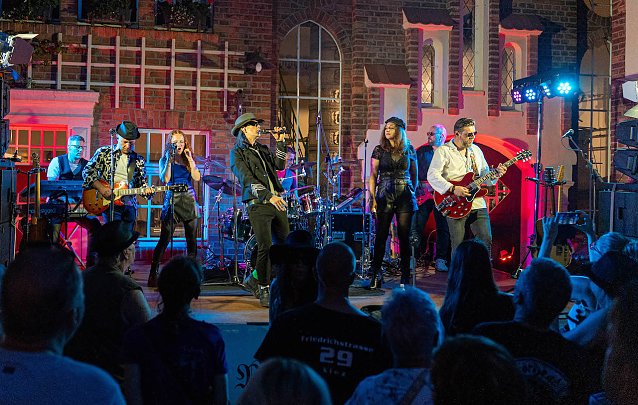 Bild: Coverband UDOpie begeistert in der Traditionsbrennerei