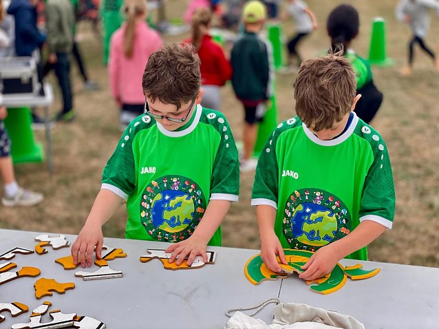Bild: Die Grundschule Bertolt Brecht beim Sporttag