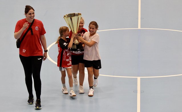 Bild: Mannschaftsf&uuml;hrerin Josefine Hanfland und THC-Nachwuchsstars tragen den Super-Cup in die Salza-Halle 
