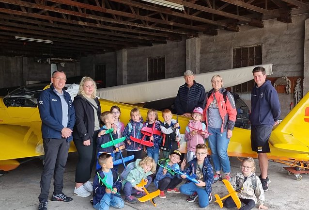 Bild: Kinder besuchten den Flugplatz in Bielen