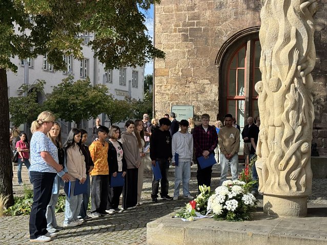 Bild: Kranzniederlegung vor der Stele am Rathaus