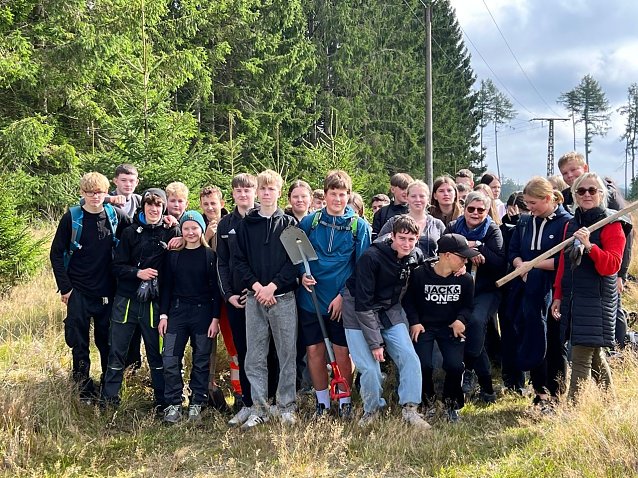 Bild: Mit dem Spaten f&uuml;r den Wald - die beiden neunten Klassen der Regelschule Niedersachswerfen halfen bei der Wiederaufforstung im Harz