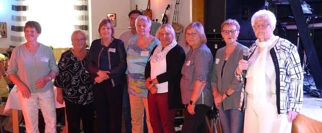 Bild: W&uuml;rdigung ehrenamtlicher Unterst&uuml;tzung, im Bild: die Frauen Schwolow, Rothg&auml;nger, Hoffmann, J&uuml;lich, R&ouml;der, Klante, R&ouml;mer, Wei&szlig;, Ortschaftsb&uuml;rgermeister Apel. Nicht im Bild: Frauen Dr. Zyrus, Faupel, Meister und Herr Erfurt. Zus&auml;tzlich geehrt wurde Frau Probst, stellvertretend auch f&uuml;r das ganze Team vom Sachswerfer Handwagen