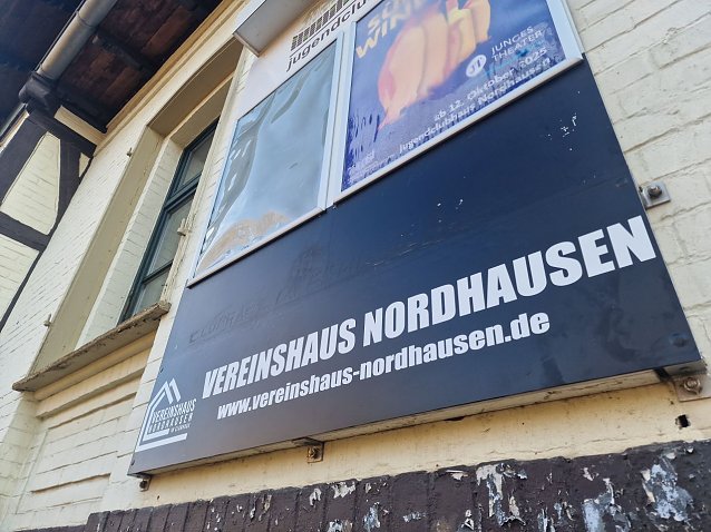 Bild: Ein Schild am Clubhaus verk&uuml;ndet es: hier steht ein Vereinsheim, passende Internetadresse inklusive