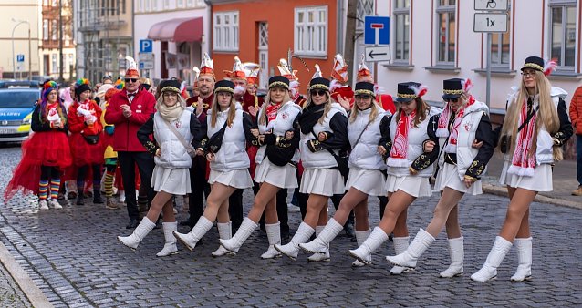 Bild: Aufmarsch der Karnevalisten vor dem Bleicher&ouml;der Rathaus