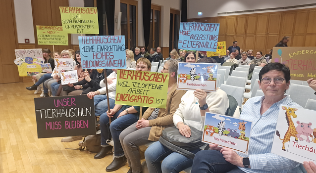Bild: Protestplakate im Nordh&auml;user Ratssaal