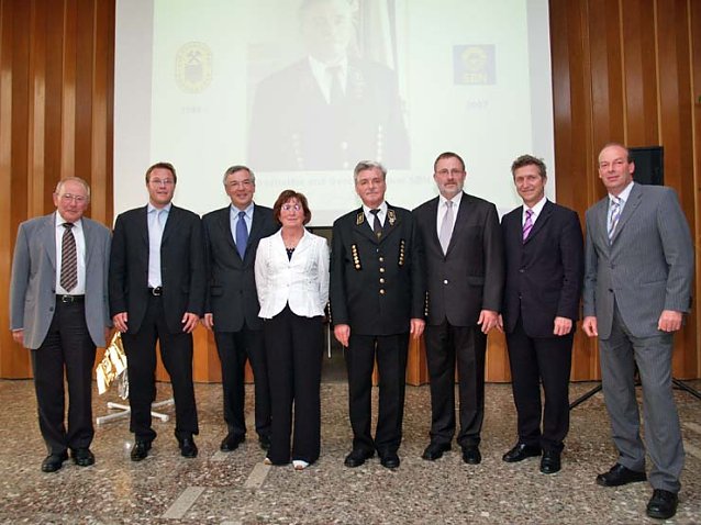 Bild: Gruppenbild mit Dame