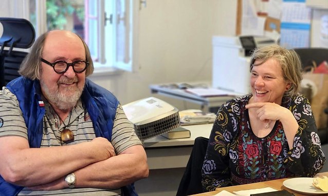 Der K&uuml;nstler Ludger Hinse und Pfarrerin Sabine Wegner bei einem der ersten Planungsgespr&auml;che zur Ausstellung LICHTwege Foto: Kirchenkreis S&uuml;dharz, Regina Englert