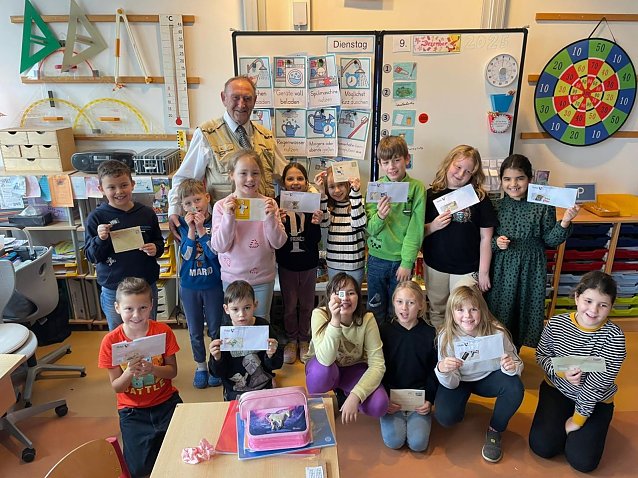 Bild: Junge Briefmarkensammler an der Brecht-Schule