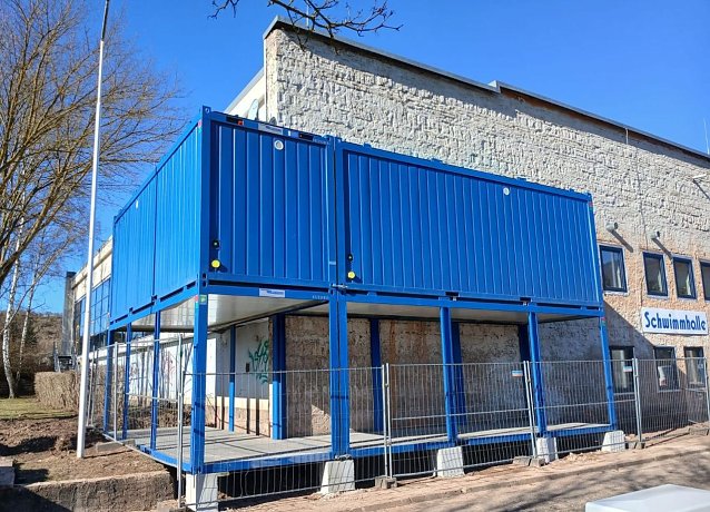 Bild: Eine Au&szlig;enansicht der Schwimmhalle in Sollstedt
