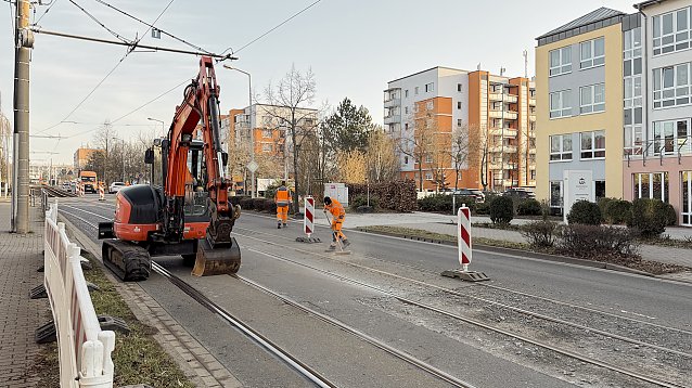 Bild: Bauarbeiter reparieren die Stra&szlig;e