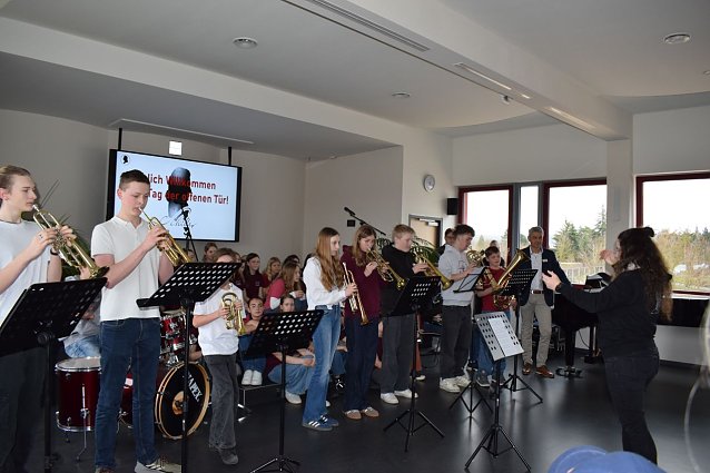 Bild: Sch&uuml;ler musizieren zum Tag der offenen T&uuml;r
