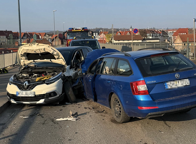 Bild: Zwei Unfallfahrzeuge nach einem frontalen Zusammensto&szlig;