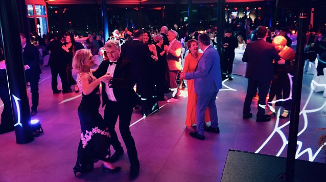 Bild: Tanzende Paare beim Fr&uuml;hlingsball