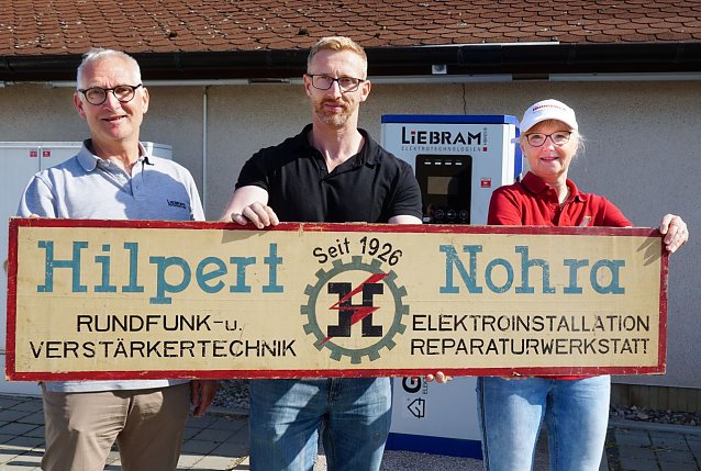 Thomas, Alexander und Andrea Leibram zeigen das fast 100 Jahre alte Firmenschild.  Foto: ssc