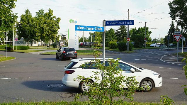 Bild: Die Kreuzung Dr.-Robert-Koch-Stra&szlig;e und Albert-Tr&auml;ger-Stra&szlig;e soll zum Kreisel umgebaut werden, sofern ein Vekehrsversuch zeigt, dass durch einen Kreisel der Verkehr besser flie&szlig;t.