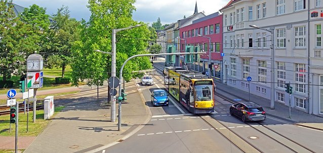 Bild: Stra&szlig;enbahn auf Magnetkreuzung in der Bahnhofstra&szlig;e