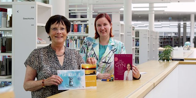 Bild: Hildegard Seidel und Bibliotheksleiterin Haase pr&auml;sentieren zwei B&uuml;cher, deren Autoren im Rahmen der Herbstlese nach Nordhausen kommen. 