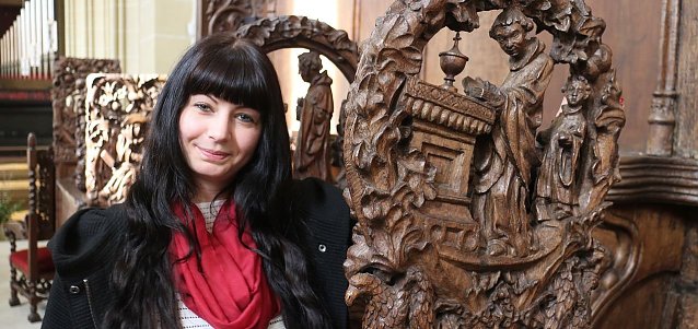 Bild: Kunsthistorikerin Jessica M&uuml;ller am Chorgest&uuml;hl des Nordh&auml;user Doms