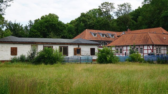 Bild: In einerm zweiten Schritt wird auch die kleine Holzbaracke abgerissen. 