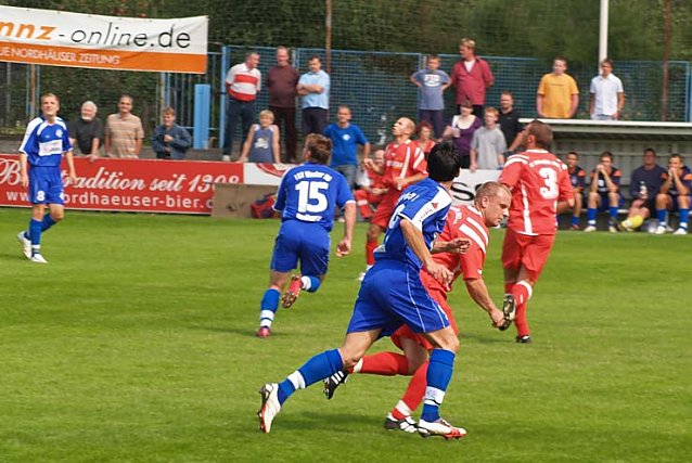 Bild: Grottenkick: Wo ist denn nur der Ball?