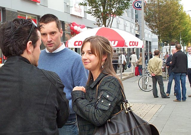 Bild: Niels Neu (CDU, Bildmitte) im Gespr&auml;ch