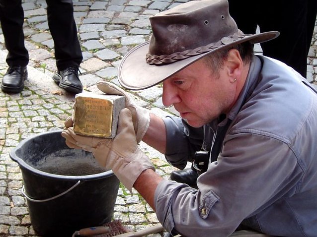 Bild: Der K&uuml;nstler Gunter Demnig in der Domstra&szlig;e im Jahr 2007