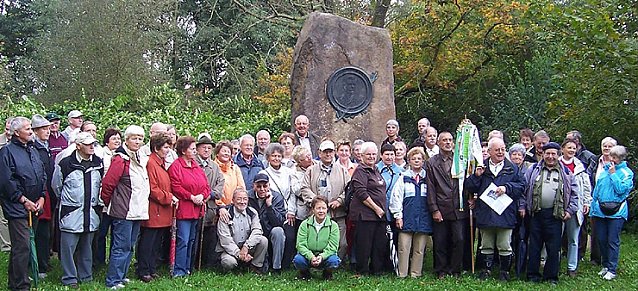 Bild: Am Gedenkstein des Gr&uuml;nders