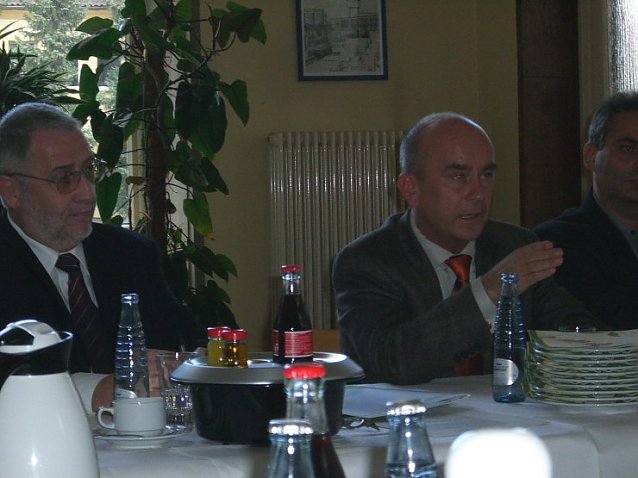 Bild: Grund (r.), Handrek (l.)