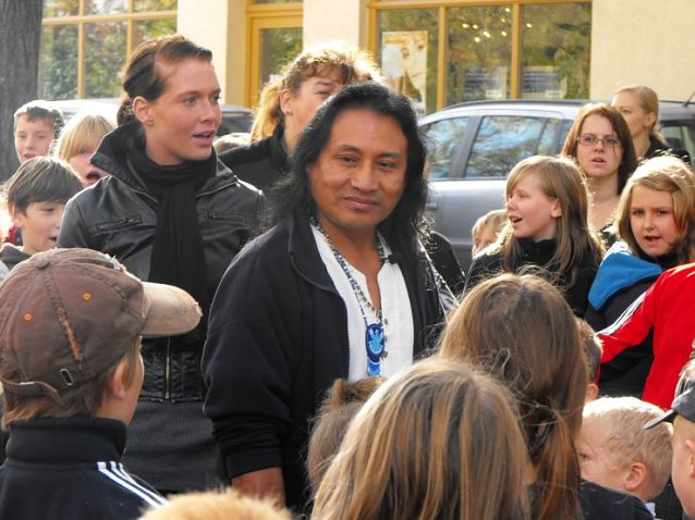 Bild: Abadio Green Stocel erkl&auml;rt den Kindern seine Lebenswelt