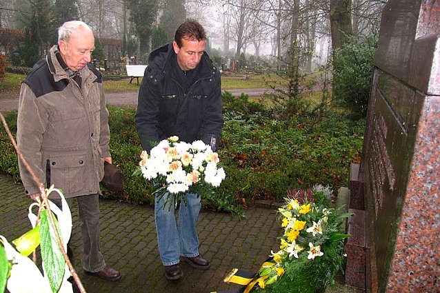 Bild: Kr&auml;nze niedergelegt