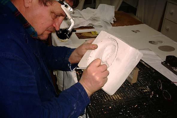 Bild: Arbeit am Medaillon