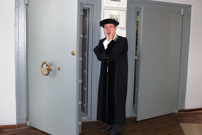 Bild: Oberb&uuml;rgermeister Zeh ist fassungslos: Stadtschatz ist gestohlen