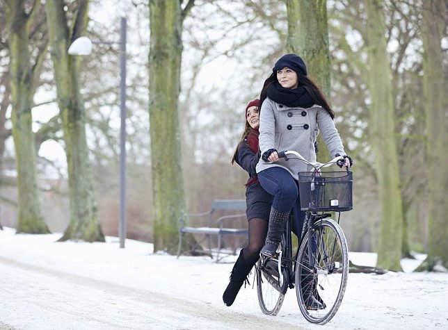 Bild: Wer ein paar Regeln beachtet, kommt auch auf dem Drahtesel sicher durch den Winter.