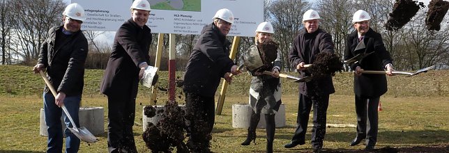Bild: Hauruck - der symbolische Spatenstich