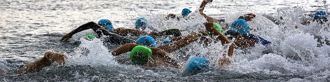 Bild: Start des letztj&auml;hrigen Einsteiger-Wettbewerbs. &Uuml;ber die selbe Distanz werden sich in diesem Jahr auch die Staffeln im Firmen-Triathlon messen.