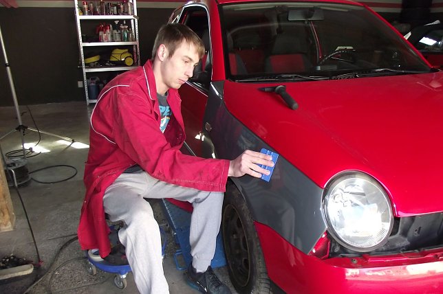 Bild:  Oliver Ubl kennt sich in der Folientechnik aus. Dieser VW Lupo erh&auml;lt einen &Uuml;berzug.
