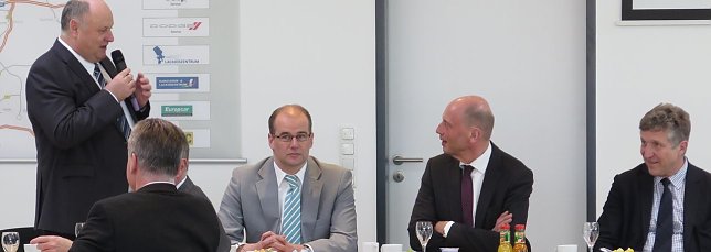Bild: Minister Wolfgang Tiefensee stellt sich Unternehmern