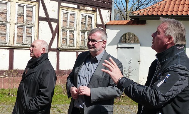 Bild: Gespr&auml;ch vor Ort
