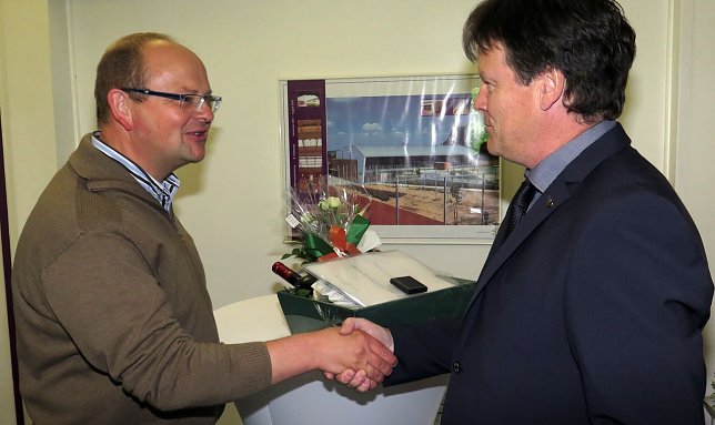 Bild: Heiko M&uuml;ller vom Bauamt der Stadt Nordhausen gratuliert Michael Becke (rechts) zum Firmenjubil&auml;um.