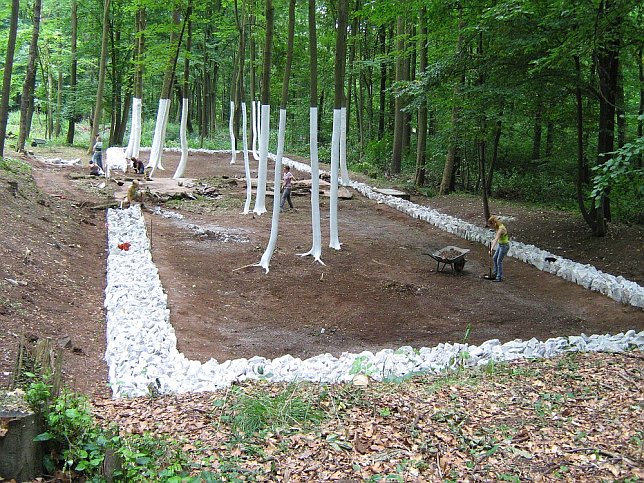 Bild: Kenntlichmachung des ehemaligen Standorts einer Lagerbaracke beim Summer Camp 2008.