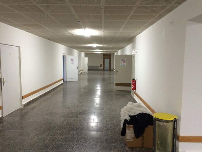 Bild: Blick in die ehemaligen Schule in S&uuml;lzhayn