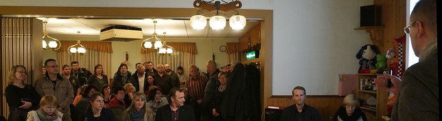 Bild: Blick auf einen Teil der Zuh&ouml;rer in der Obergrasm&uuml;hle
