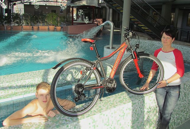 Bild: Megastart mit Mega Pool Party