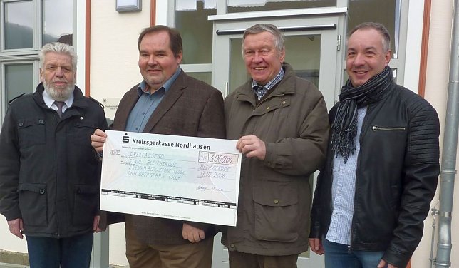 Bild: Scheck&uuml;bergabe der Jagdgenossenschaft Bleicherode an Ortsteilb&uuml;rgermeister von Obergebra Herrn Frank Saalbach